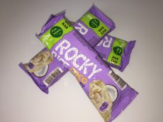 Rocky Rice Puffasztott Barna Rizsszelet Kókusz Ízű, Fehér Tejbevonóval